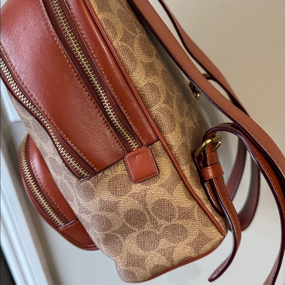 Women must have!☺️❤️Coach Tan and Brown Signature Backpack - Picture 15 of 15